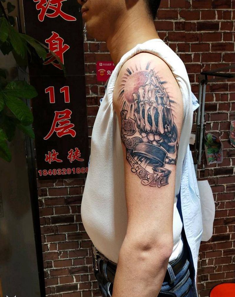 骷髅祈祷手纹身图片_肩部欧美写实纹身图案