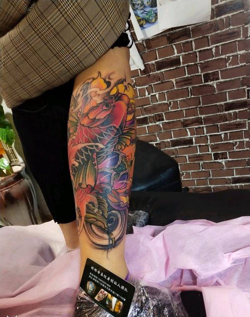 红鲤鱼与绿鲤鱼5纹身图片_腿部新传统纹身图案