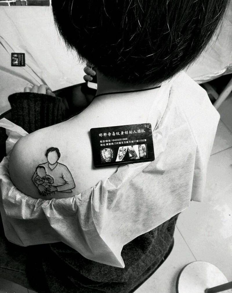 简笔肖像纹身图片_肩部清新人物成品纹身图案