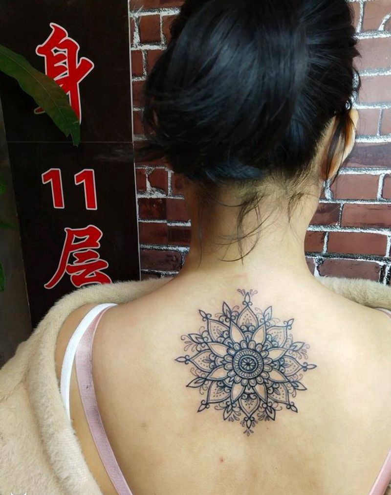 梵花遮盖斑点纹身图片_背部图腾点刺纹身图案