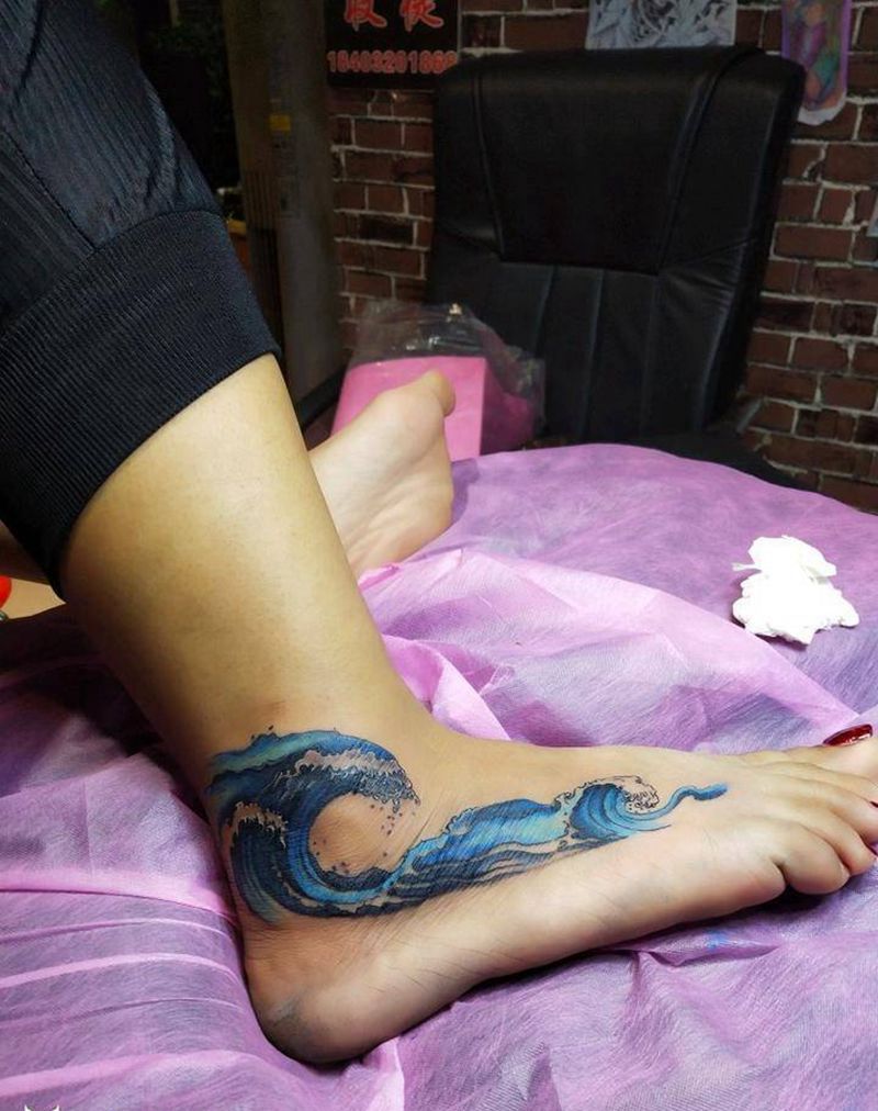 水浪纹身图片_脚部水彩欧美写实纹身图案