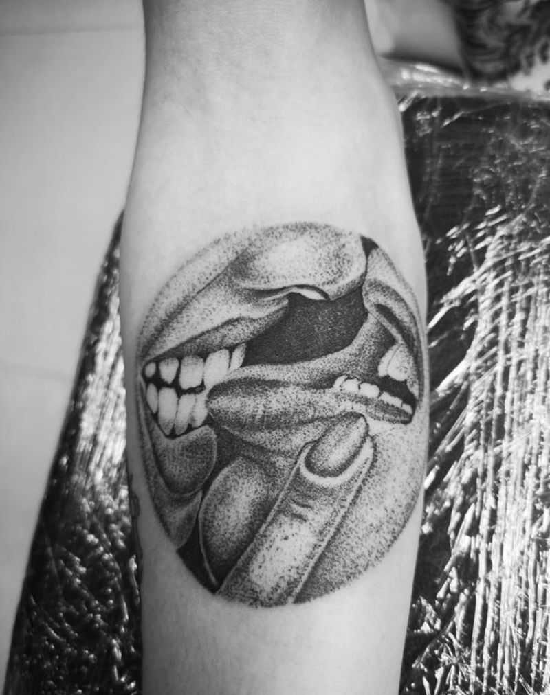 骚纹身图片_手臂点刺纹身图案