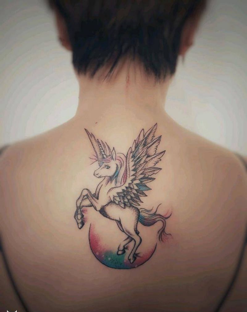 独角兽纹身图片_背部水彩纹身图案