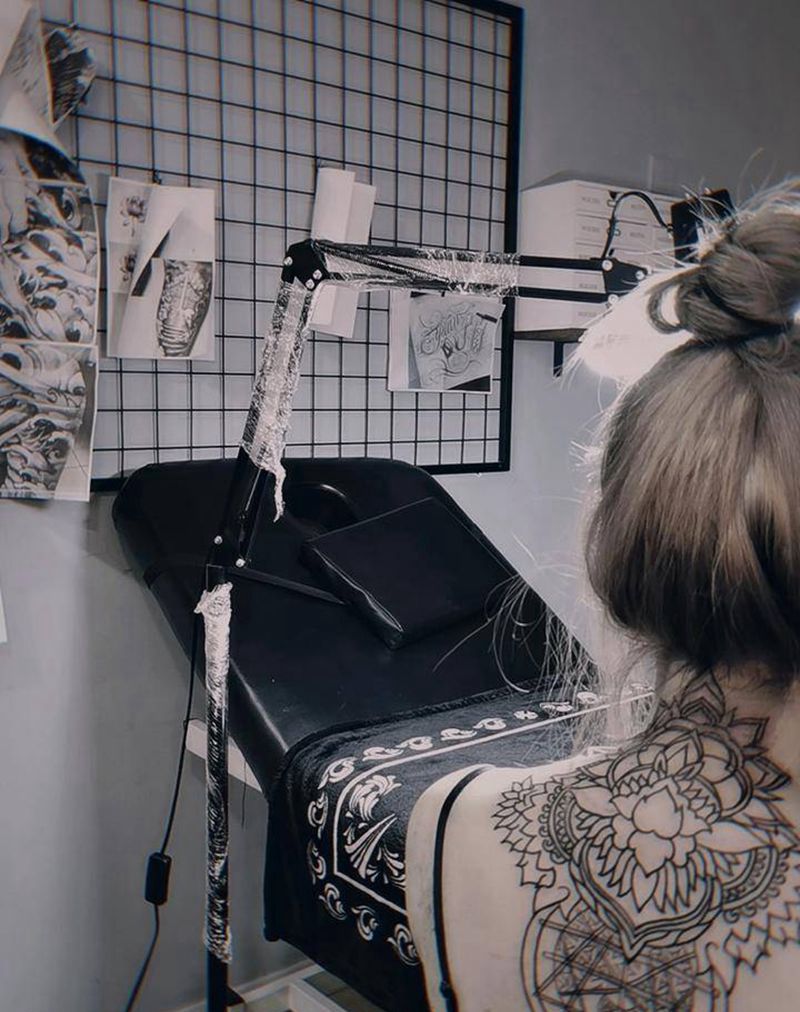 繁花纹身图片_背部点刺纹身图案