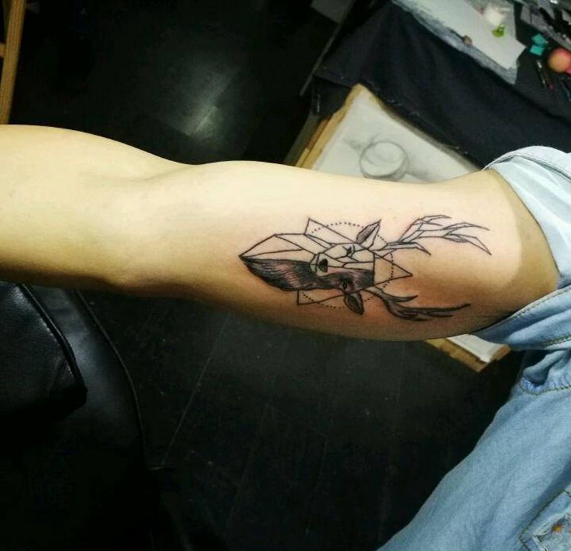 几何鹿纹身图片