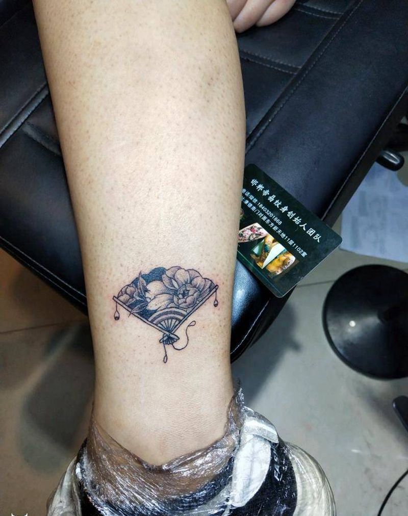 春风得意小扇子纹身图片_脚部点刺纹身图案