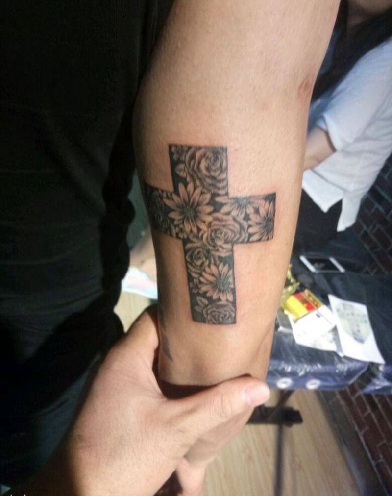 花十字架纹身图片