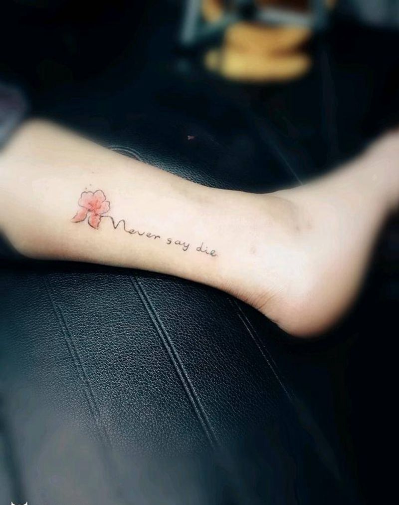 脚踝小花加字母纹身图片