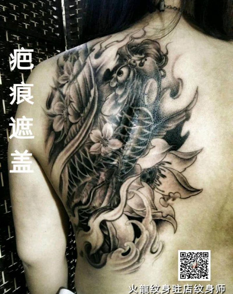 半背锦鲤纹身图片
