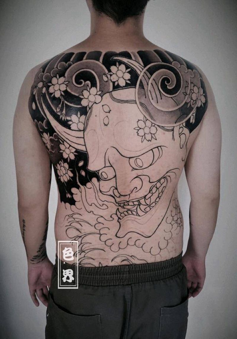 待续纹身图片_背部老传统纹身图案