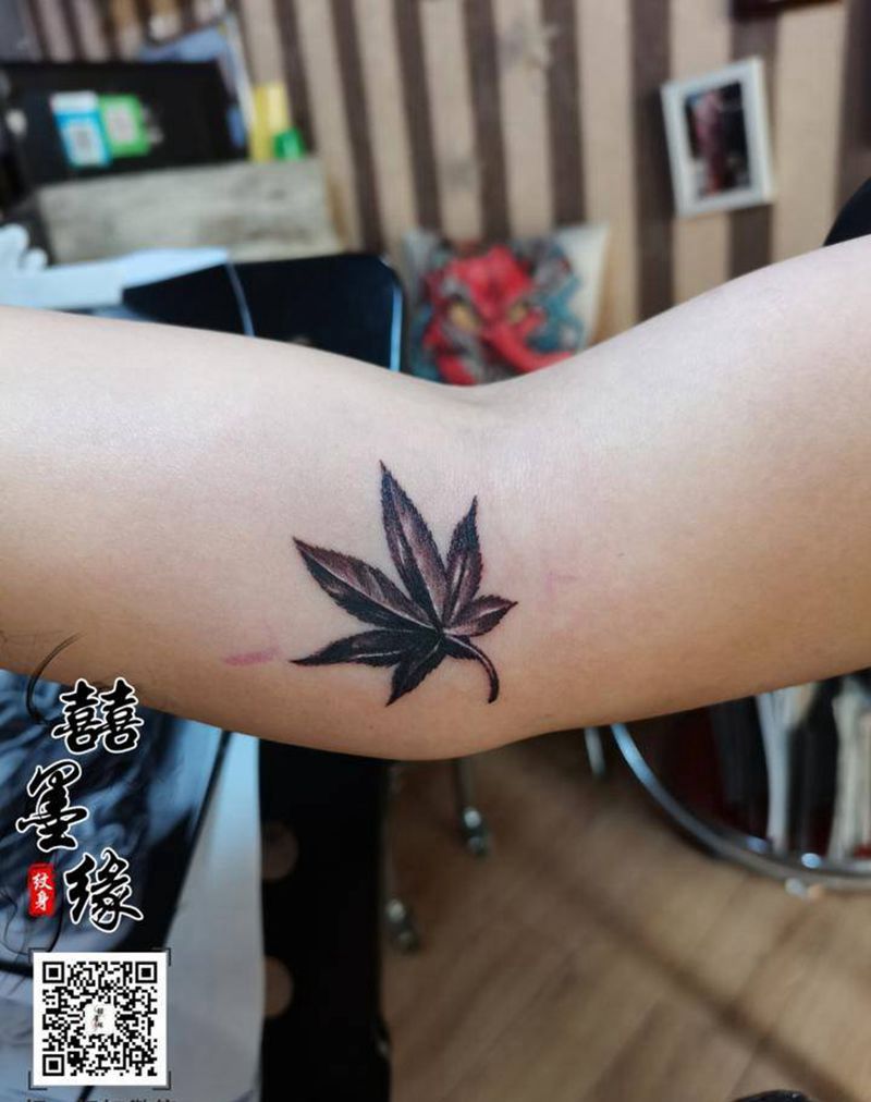 枫叶纹身图片_手臂纹身图案