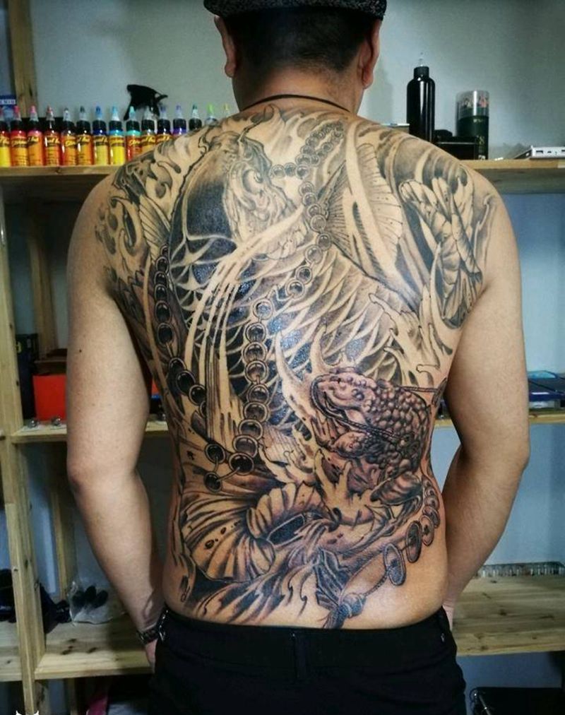 满背锦鲤加金蟾纹身图片