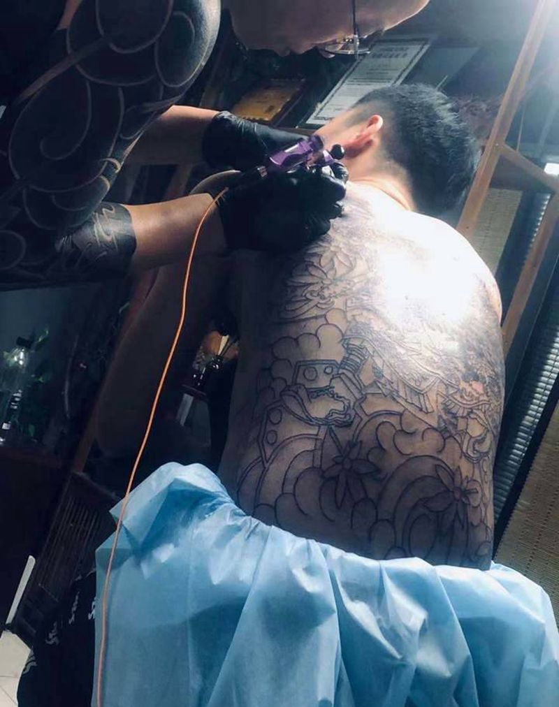 锦豹子杨林纹身图片_背部老传统纹身图案