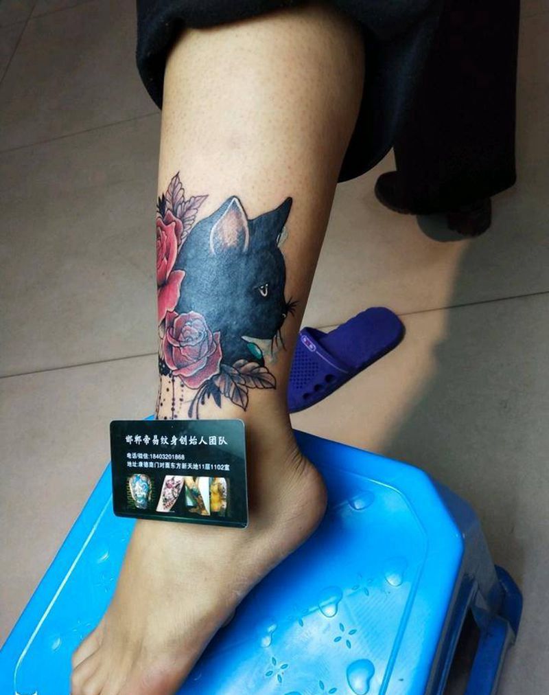 黑猫纹身图片_腿部New School水墨花纹身图案