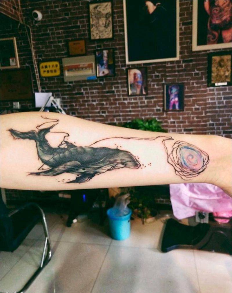 梵高都不认识的鲸鱼纹身图片_手臂点刺水彩纹身图案