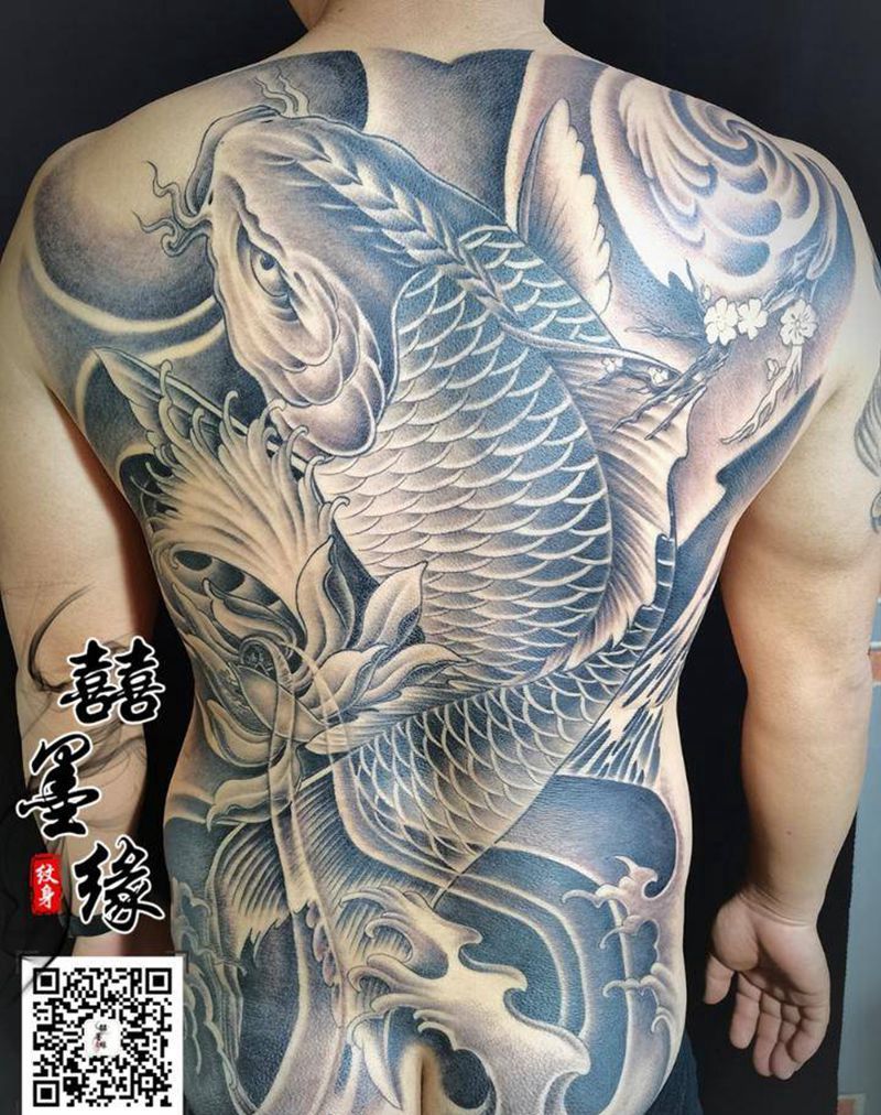 满背锦鲤纹身图片_背部新传统纹身图案