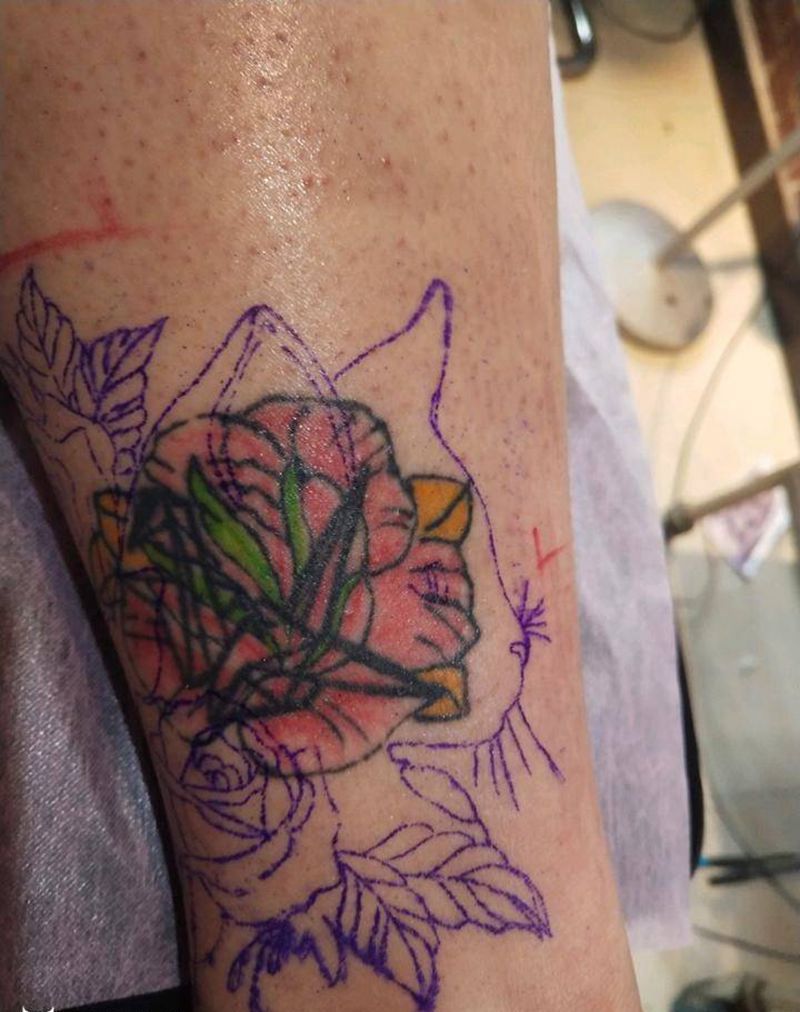 黑脸猫纹身图片_腿部点刺纹身图案