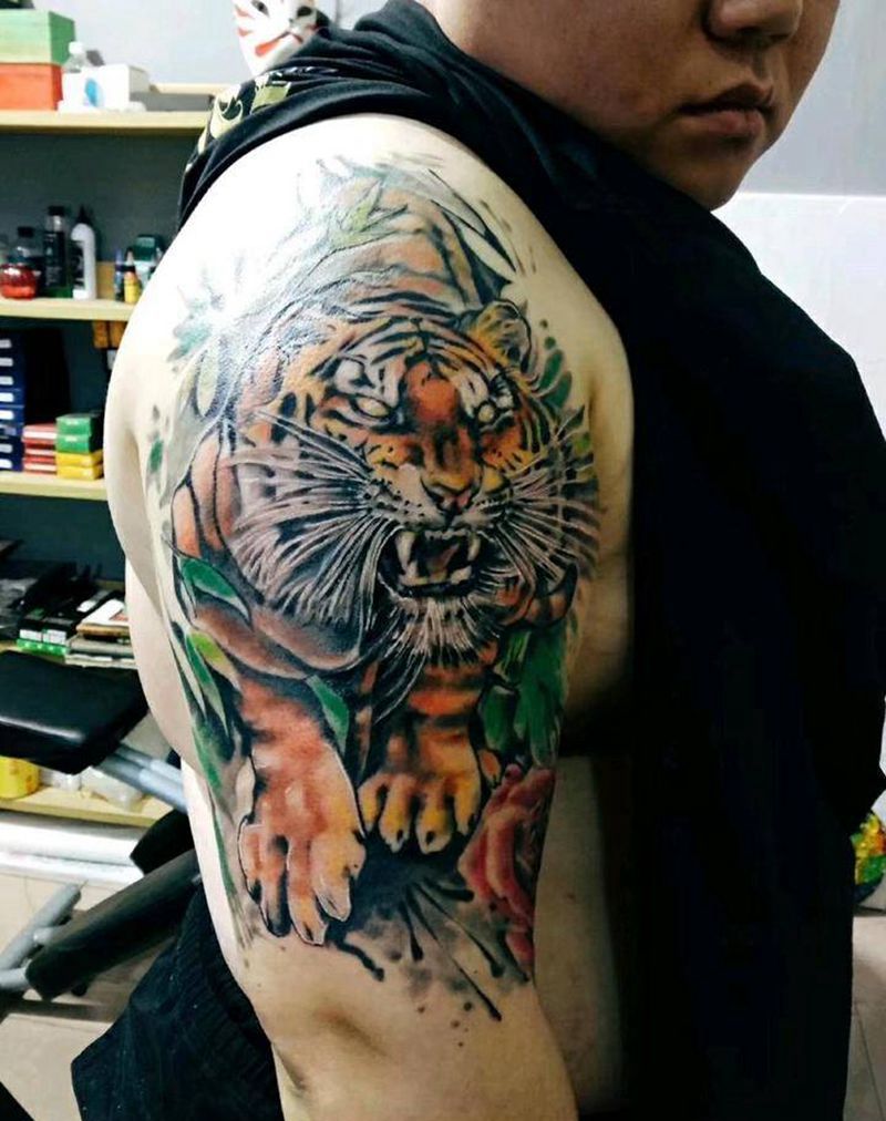 老虎纹身图片_肩部欧美写实纹身图案