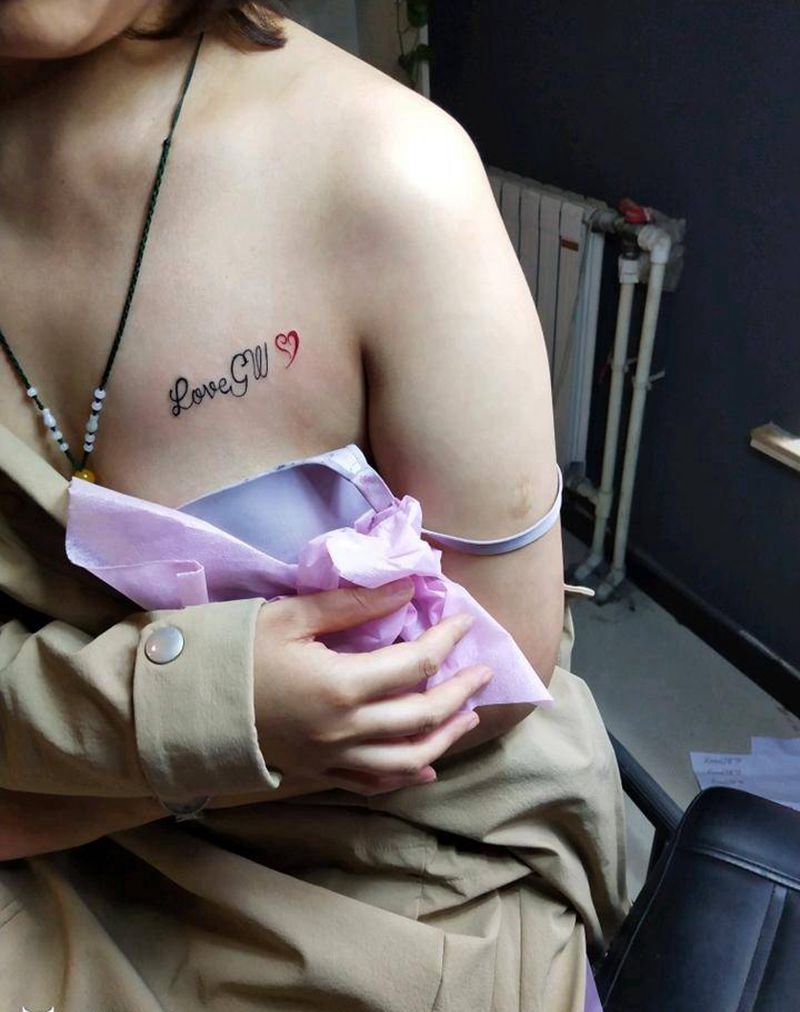 字母纹身图片_胸部花体字字母纹身图案