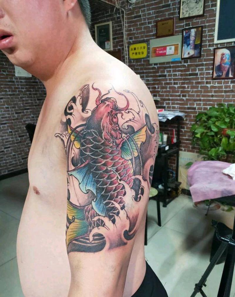 鲤鱼纹身图片_肩部新传统纹身图案
