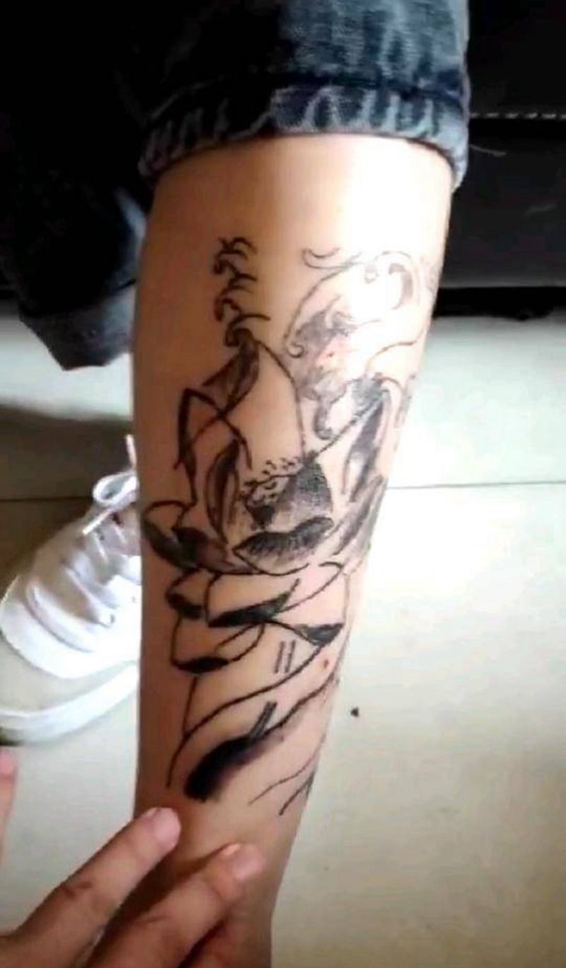 荷花翻新纹身图片_腿部新传统花纹身图案