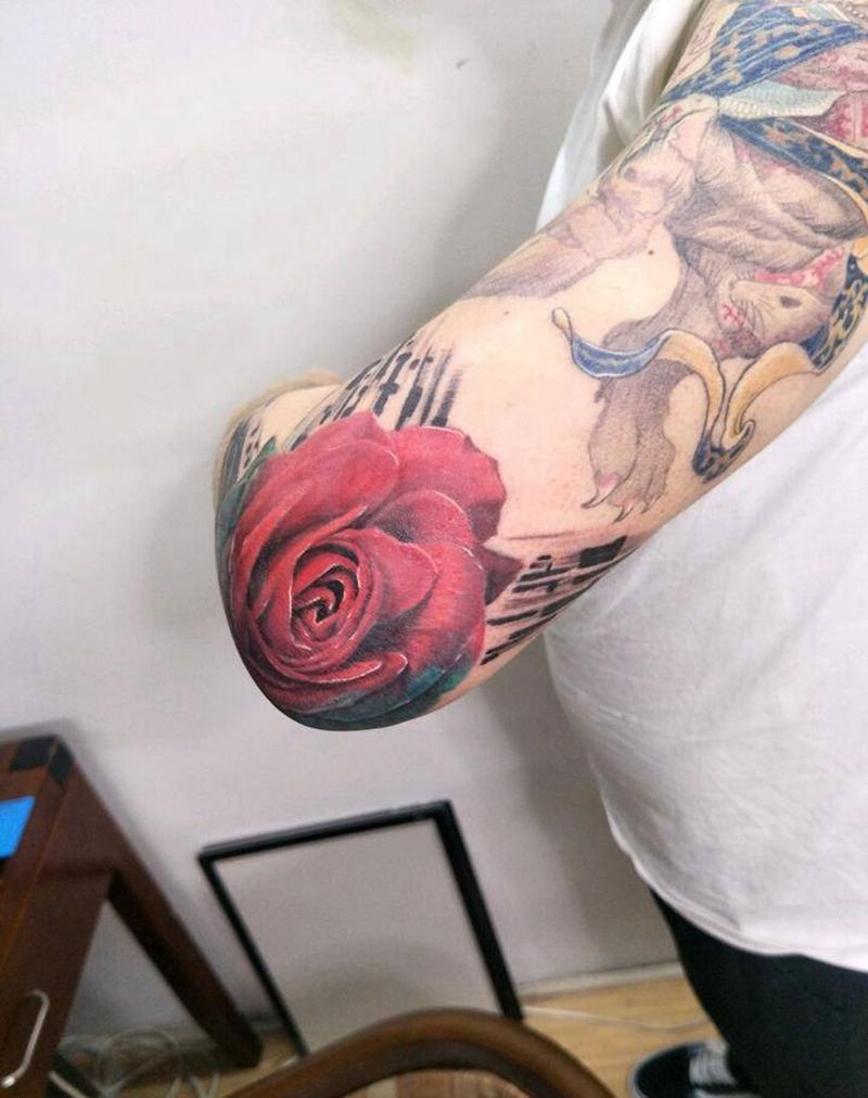 玫瑰肘关节纹身图片_手臂欧美写实水墨纹身图案