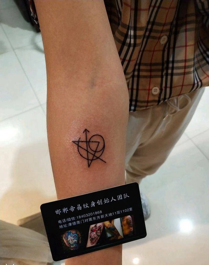 美女偶像身上有这个纹身图片