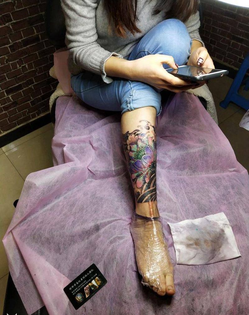 传统荷花纹身图片_脚部新传统花纹身图案