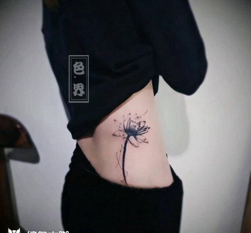 莲花纹身图片_腰部水墨纹身图案
