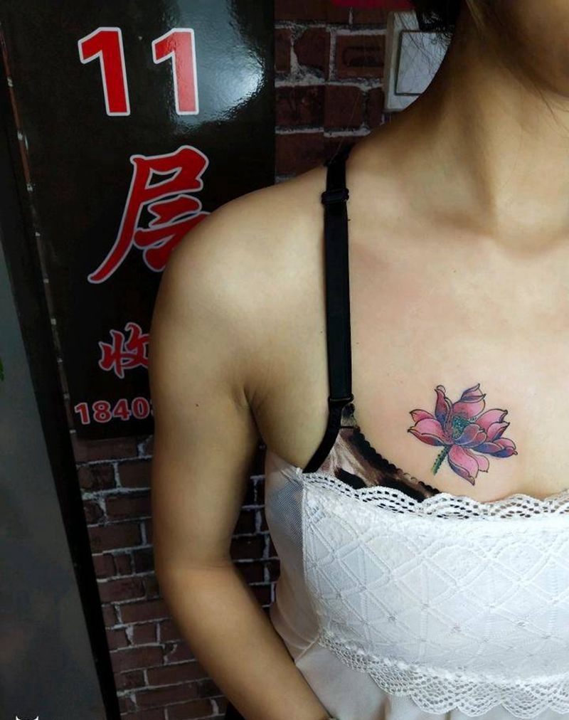 荷花遮盖纹身图片_胸部新传统花纹身图案