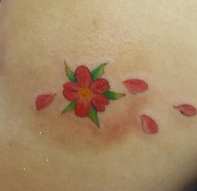 小樱花一枚纹身图片
