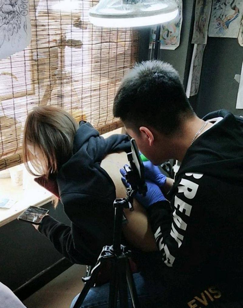 小素花纹身图片_肩部点刺纹身图案