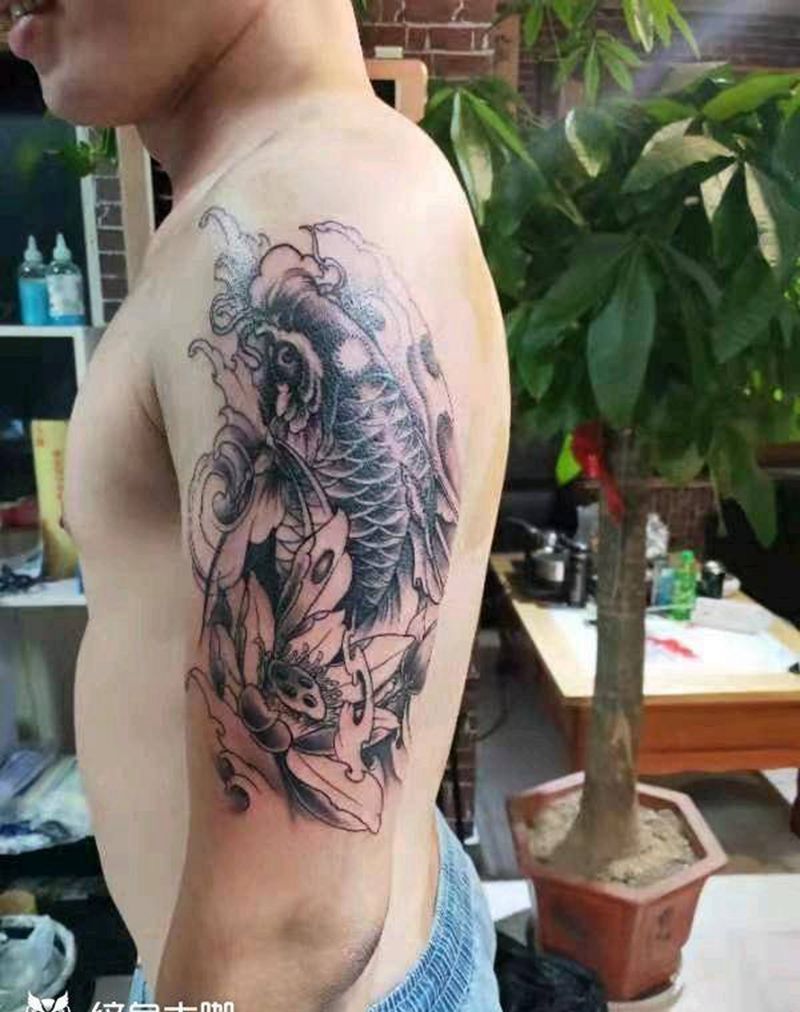 荷花鲤鱼纹身图片_手臂新传统纹身图案