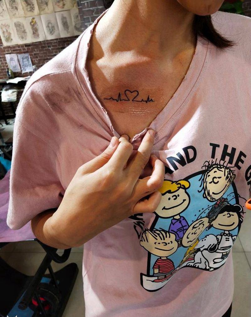 锁骨字母纹身图片_胸部纹身图案