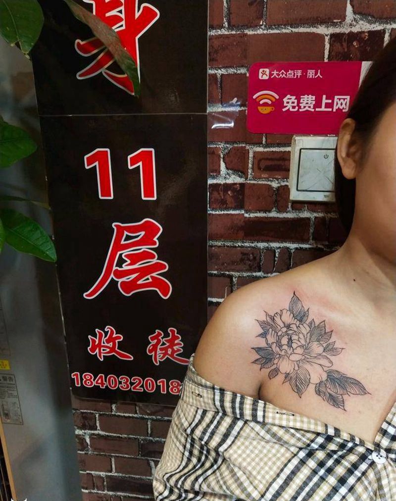 素花纹身图片_胸部点刺纹身图案