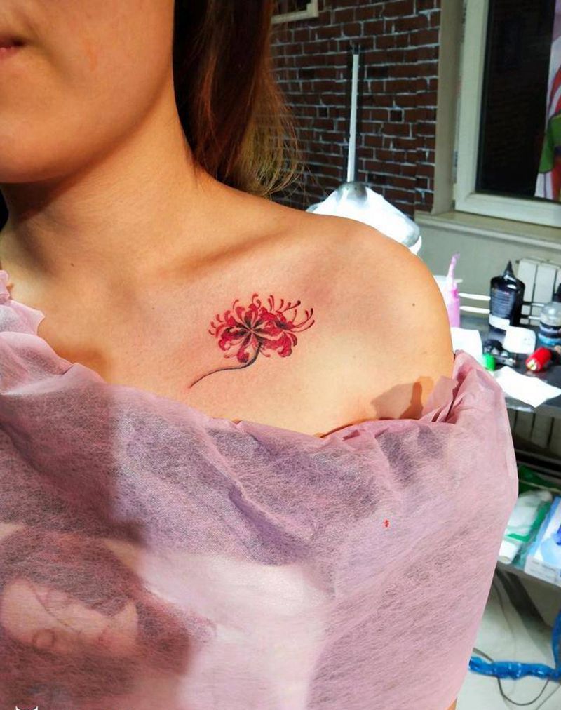 彼岸花纹身图片_胸部水彩纹身图案