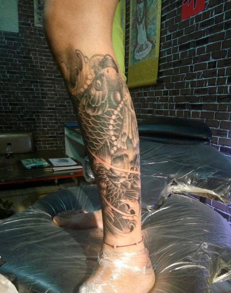 小腿骷髅鱼纹身图片