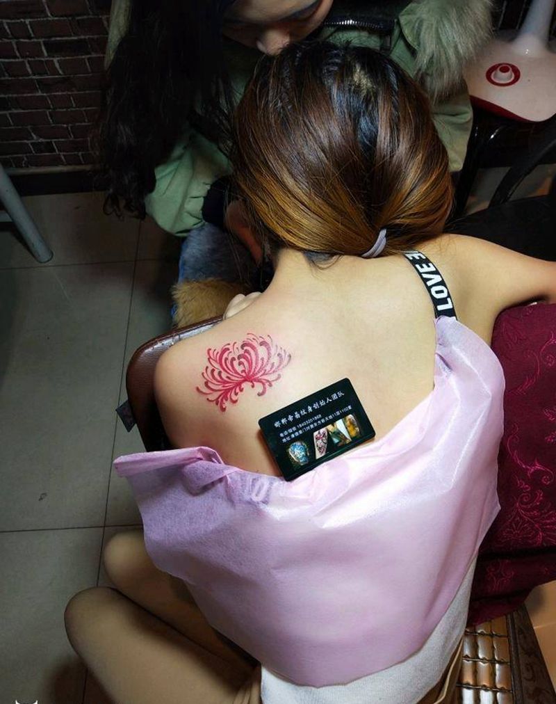 花花纹身图片_肩部水彩纹身图案