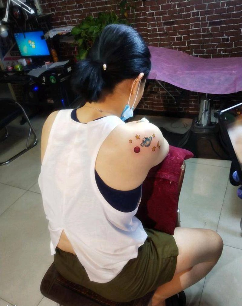 星球纹身图片_肩部纹身图案