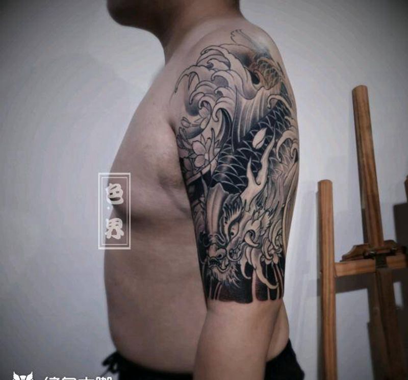 龙鱼纹身图片_手臂新传统纹身图案