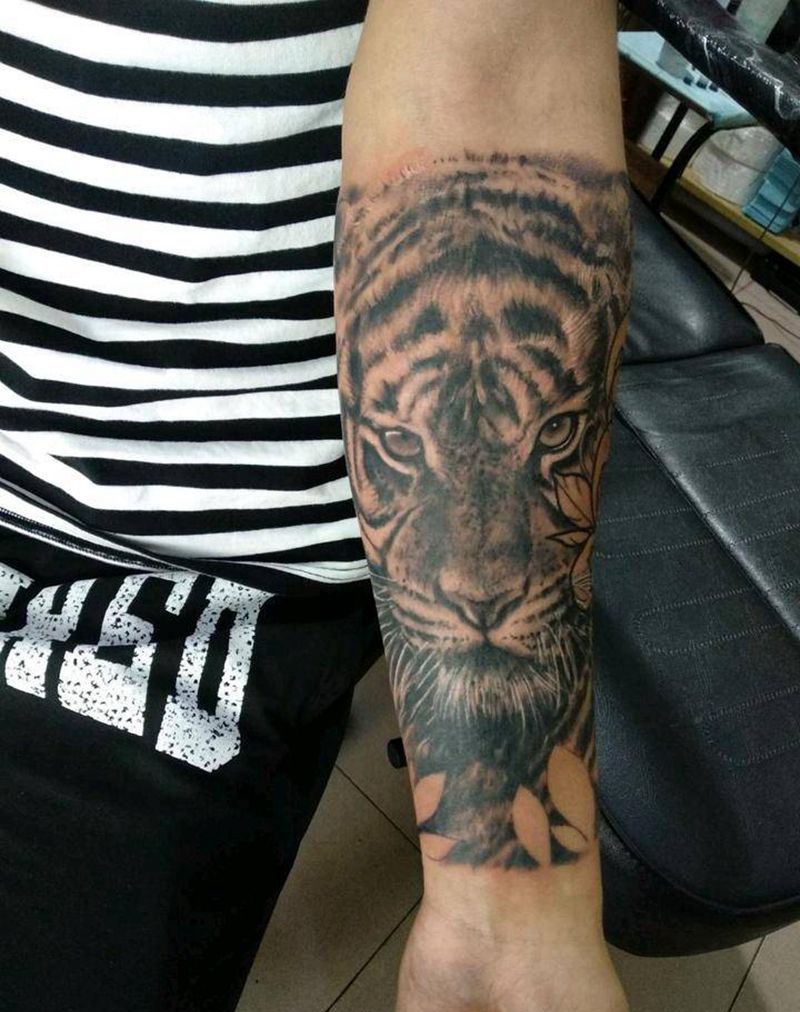 老虎纹身图片_欧美写实纹身图案