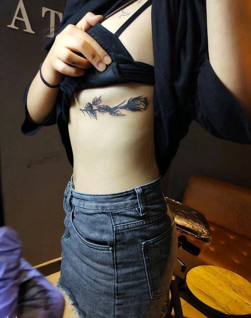 遮盖纹身图片_胸部点刺纹身图案