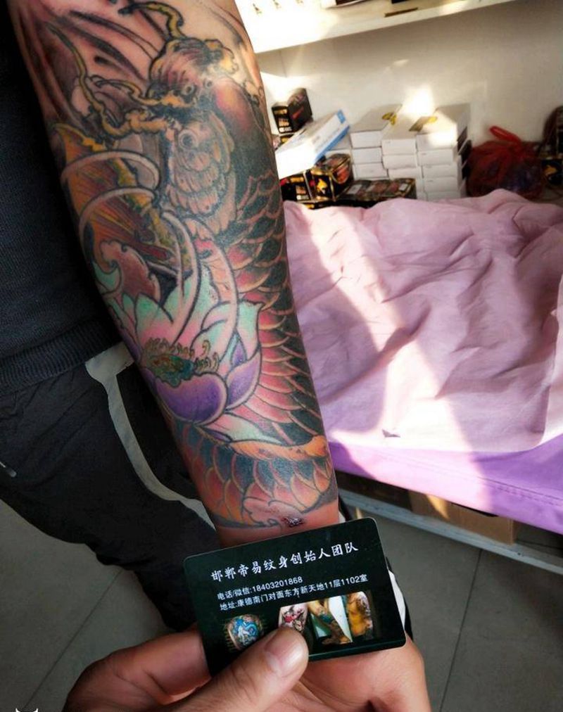 鱼鱼鱼暴力遮盖纹身图片_手臂新传统鲤鱼纹身图案