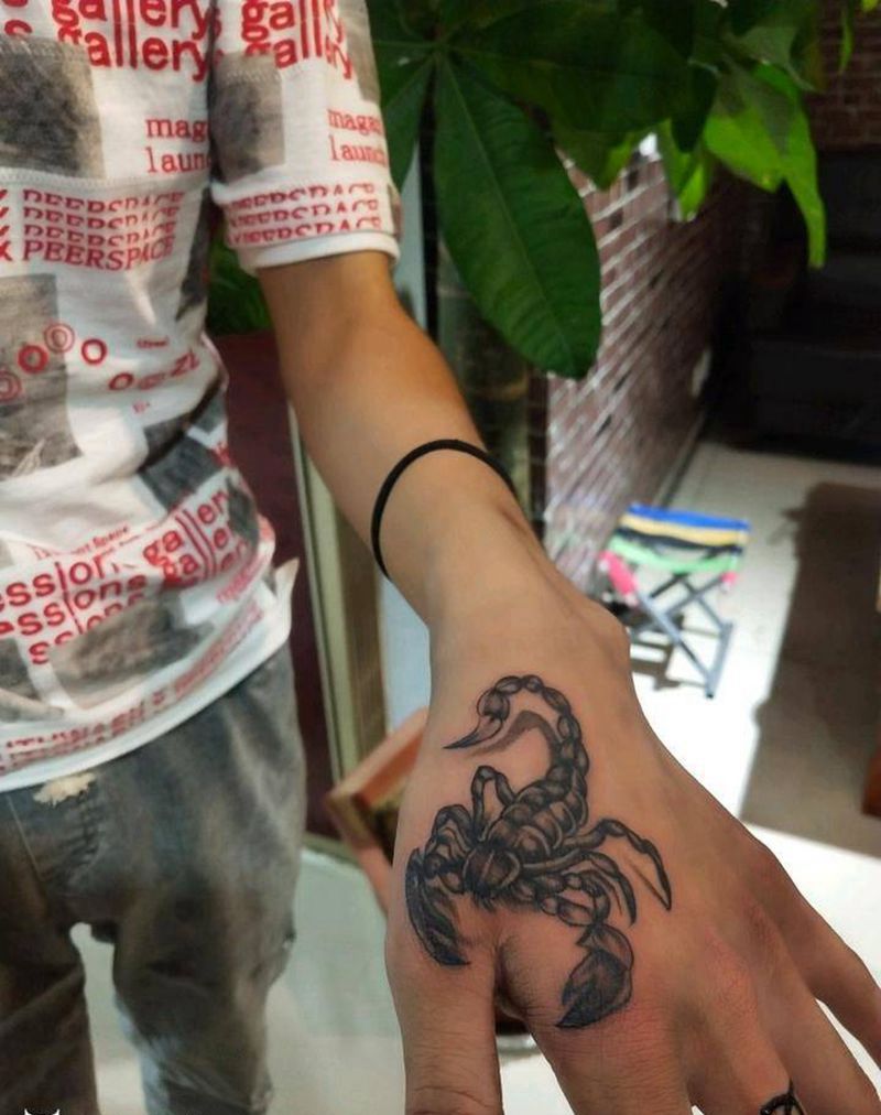 蝎子纹身图片_手部纹身图案