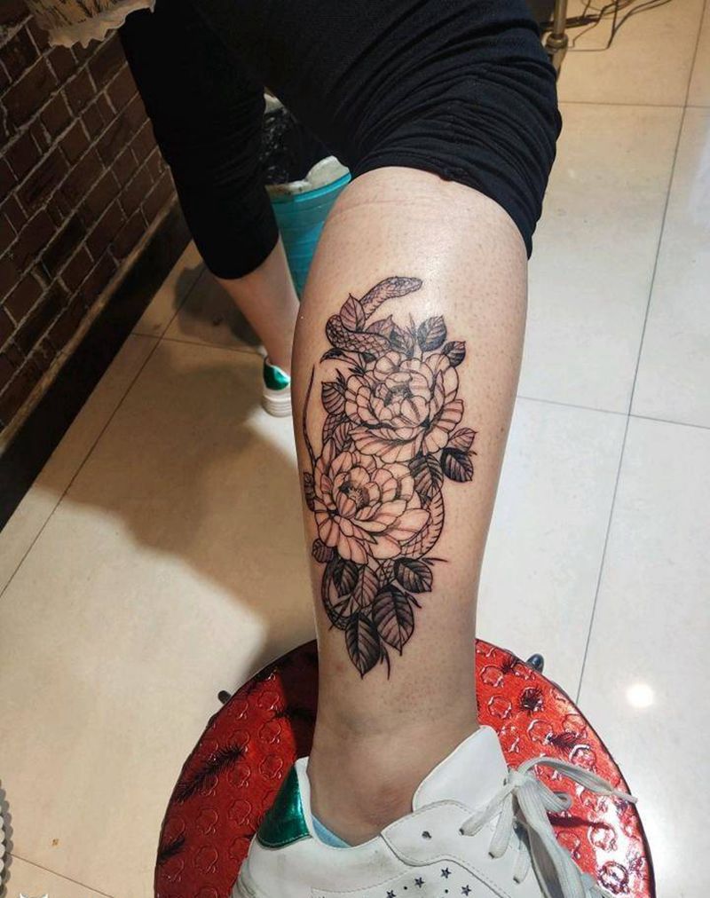 素花蛇缠牡丹纹身图片_脚部点刺素花纹身图案