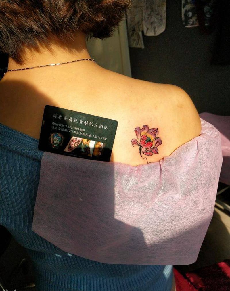 小荷花纹身图片_肩部新传统纹身图案