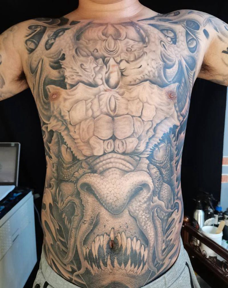 龙威纹身图片_胸部欧美写实纹身图案