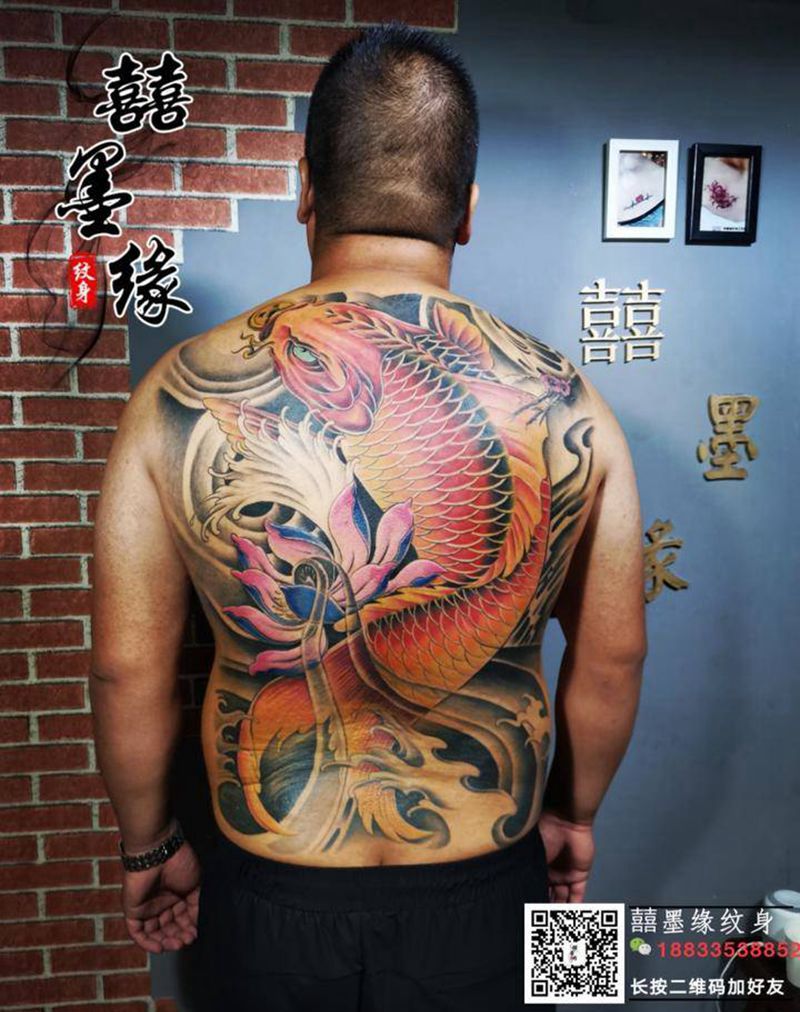 锦鲤纹身图片_背部新传统纹身图案
