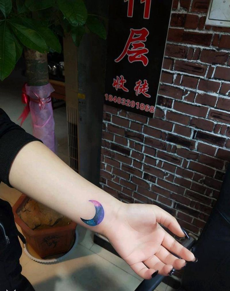 水彩月亮纹身图片_手臂水彩纹身图案