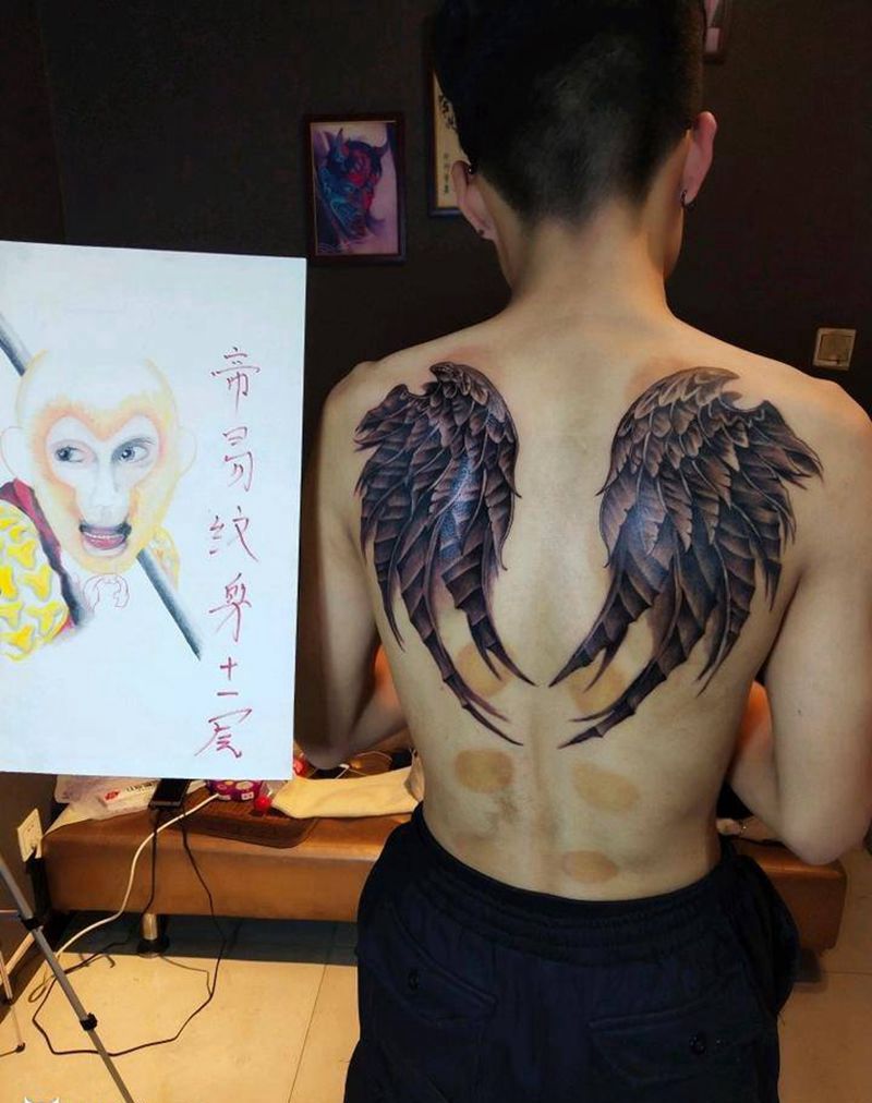 翅膀纹身图片_肩部背部新传统欧美写实翅膀纹身图案